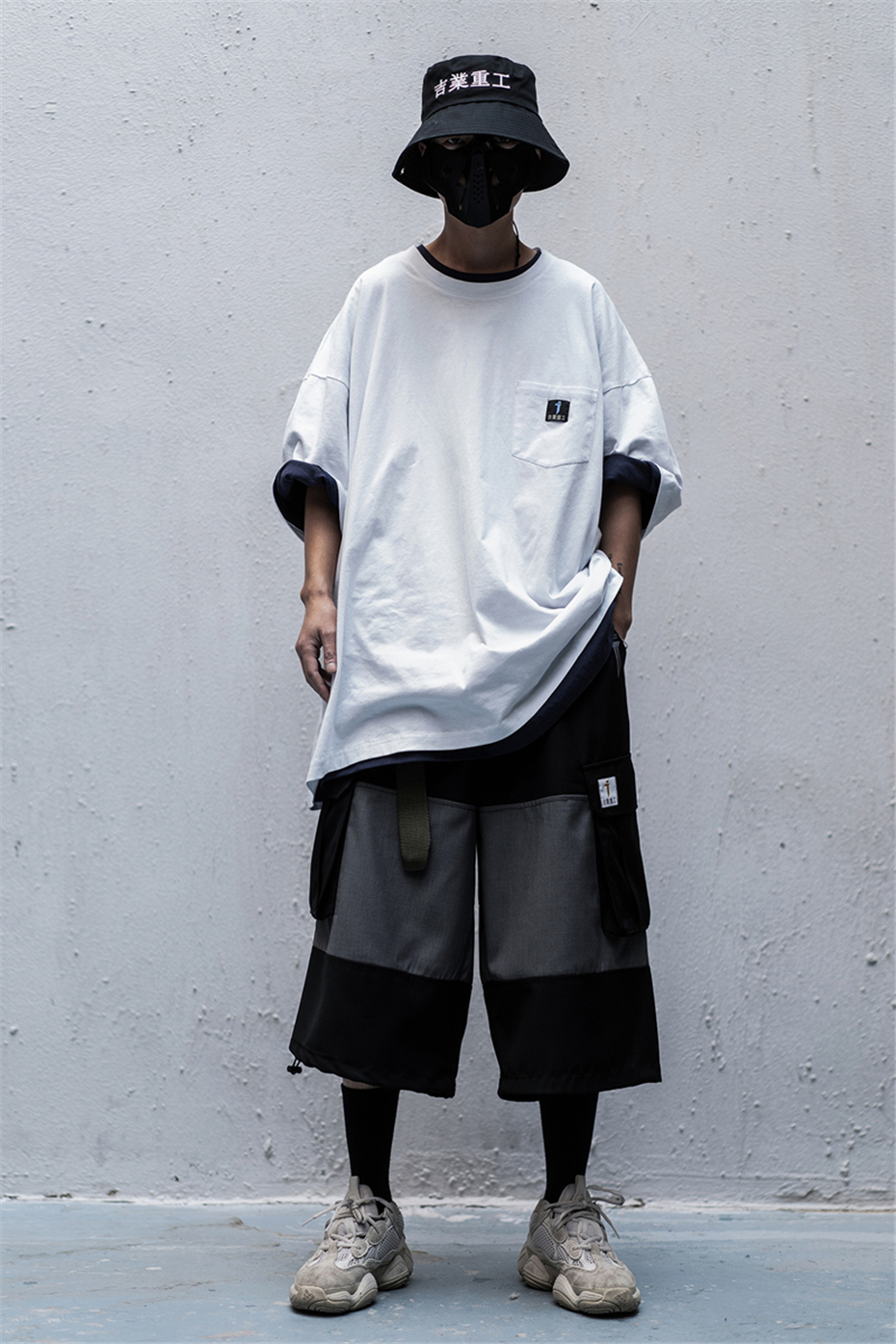 Oversized shirt and deals sneakers